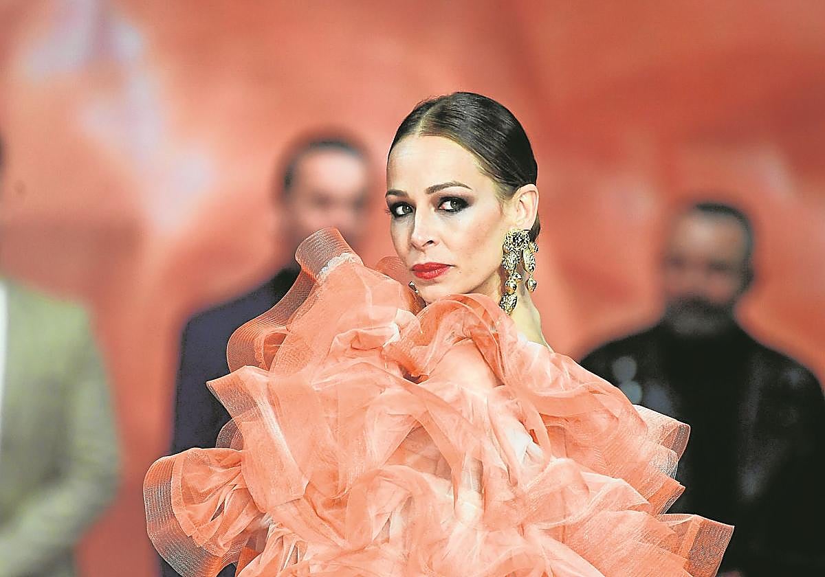 Eva González en un desfile de SIMOF