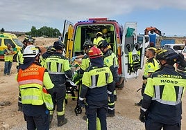 Grave un trabajador tras caerle un desprendimiento de tierra mientras cavaba una zanja en Vicálvaro
