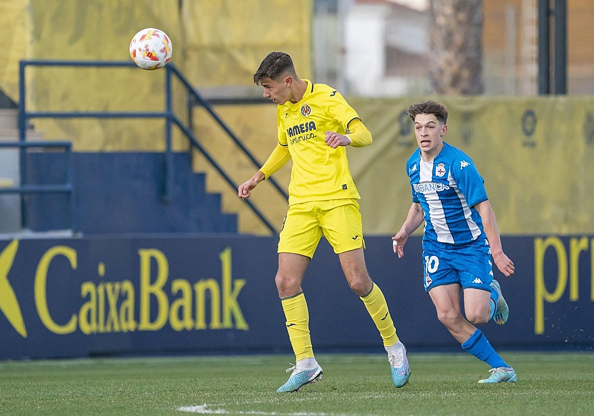 Dani Requena, con la elástica amarilla, en un partido ante el Deportivo de la Coruña