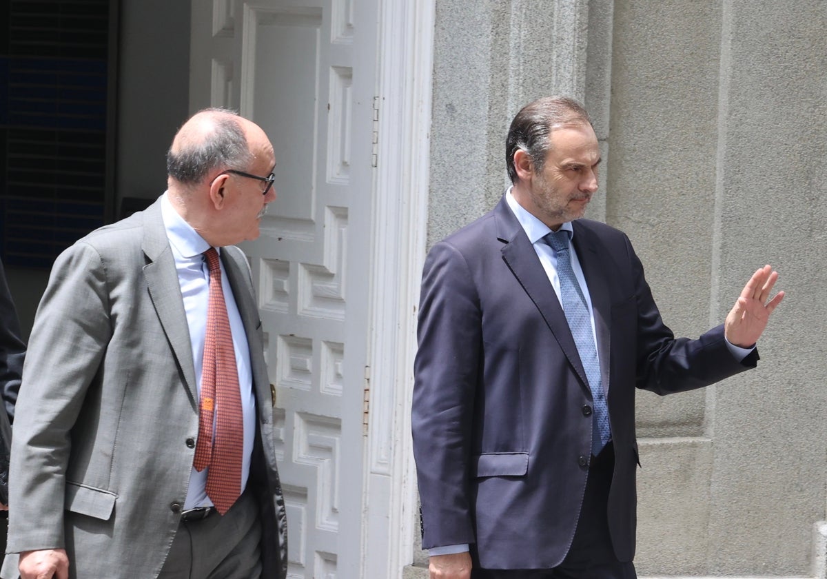 Ábalos, a su salida del Tribunal Supremo junto a su abogado el pasado 23 de junio