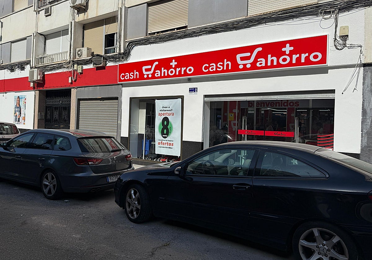 Entrada al nuevo establecimiento de Cash Más Ahorro