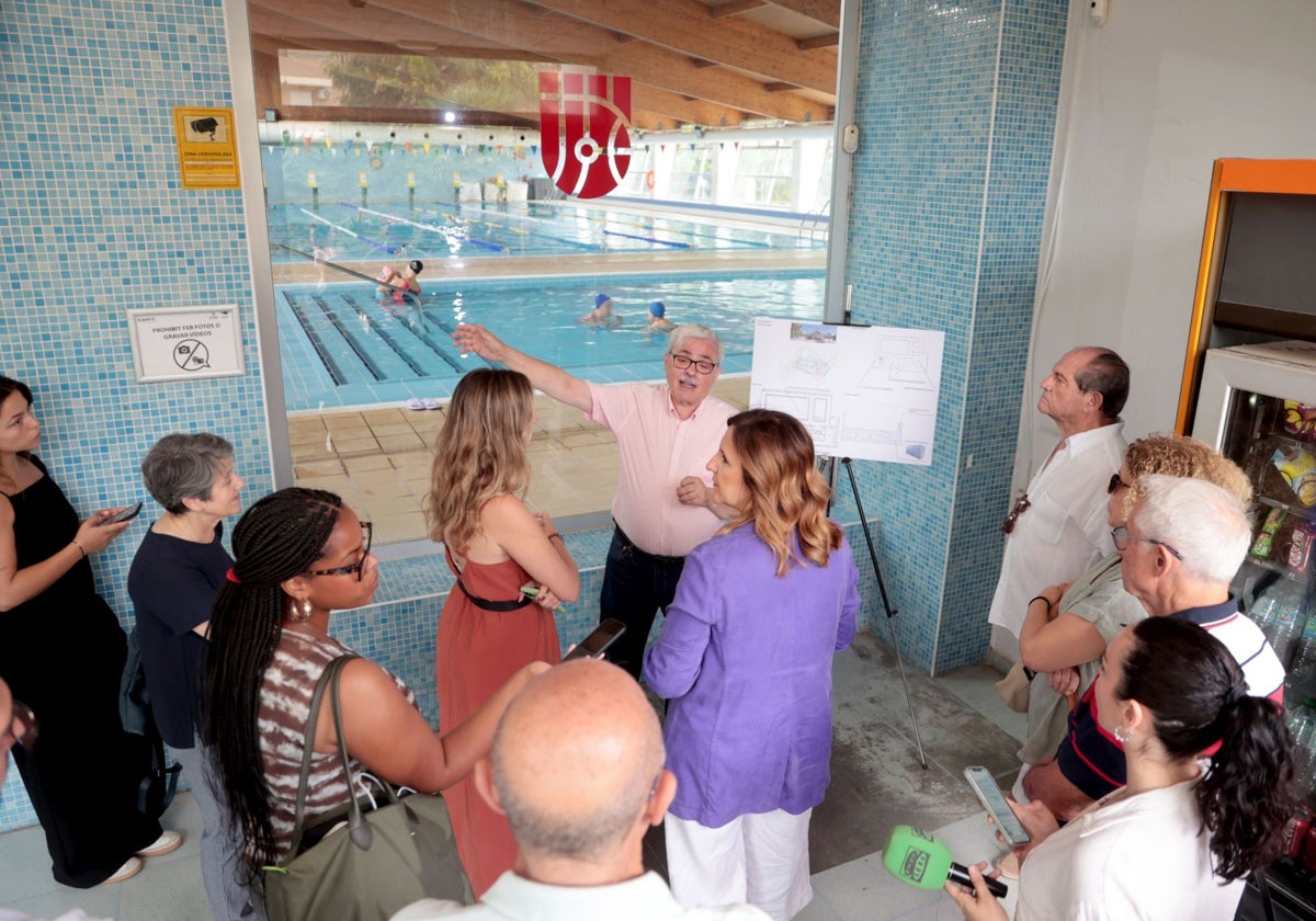 Imagen de María José Catalá durante su visita a la piscina municipal de Ayora