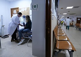 Ayuso anuncia un aumento de 280 euros al mes para enfermeras que trabajen en centros de difícil cobertura