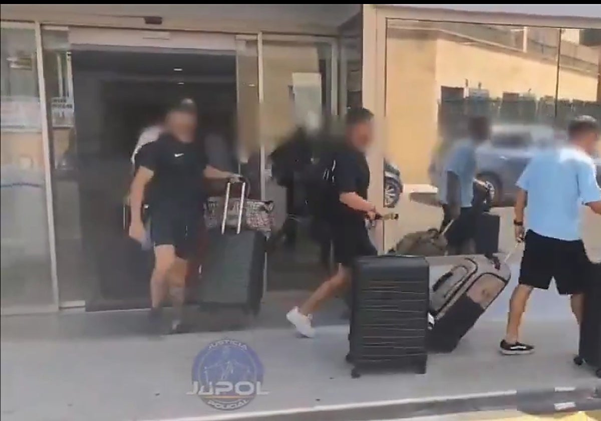 Los policías abandonando el hotel este lunes.