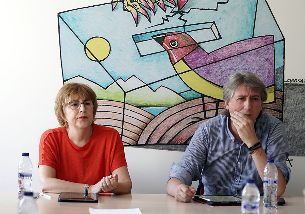 La nueva secretaria general de CCOO en Castilla y León, Ana Fernández, junto al líder del PSOE en la Comunidad, Carlos Martínez,  tras la reunión