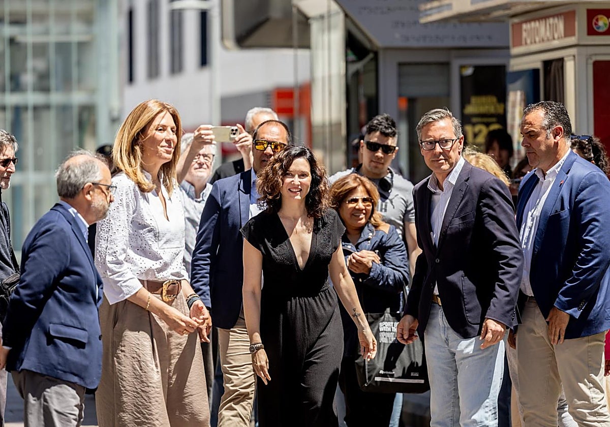 Isabel Díaz Ayuso, en Pozuelo de Alarzón junto a la alcaldesa, Paloma Tejero (a su izquierda) y el secretario general del PP de Madrid, Alfonso Serrano (a su derecha)