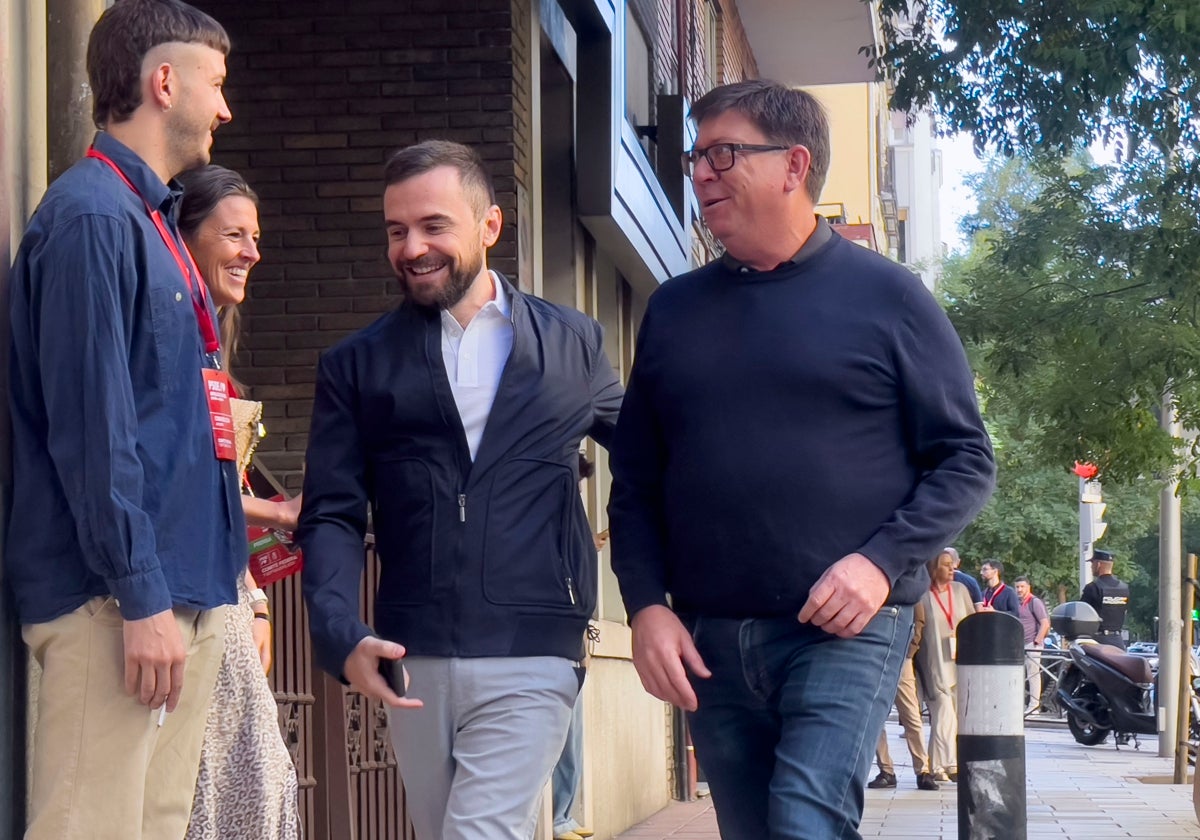 Francisco Salazar, a la derecha, y el jefe de Gabinete de Pedro Sánchez, Diego Rubio, entrando en una imagen reciente a la sede del PSOE en Ferraz