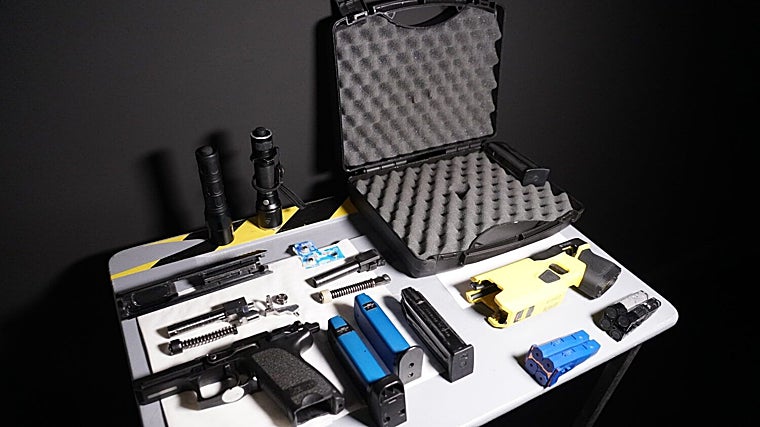 Kit de armas adaptadas que usan los agentes en los simulacros