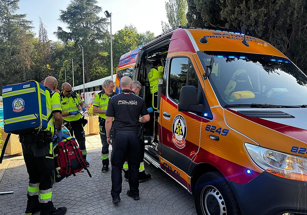 Los sanitarios, durante el traslado del menor.