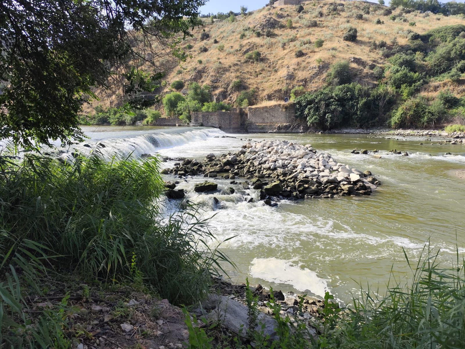 Las imágenes de la espectacular bajada del caudal del Tajo a su paso por Toledo