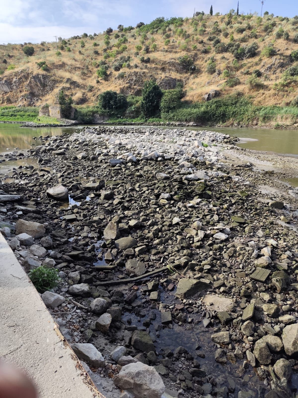 Las imágenes de la espectacular bajada del caudal del Tajo a su paso por Toledo