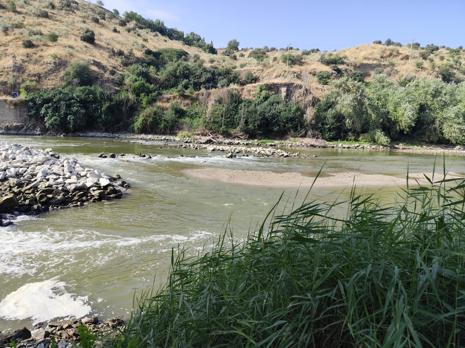 Las imágenes de la espectacular bajada del caudal del Tajo a su paso por Toledo