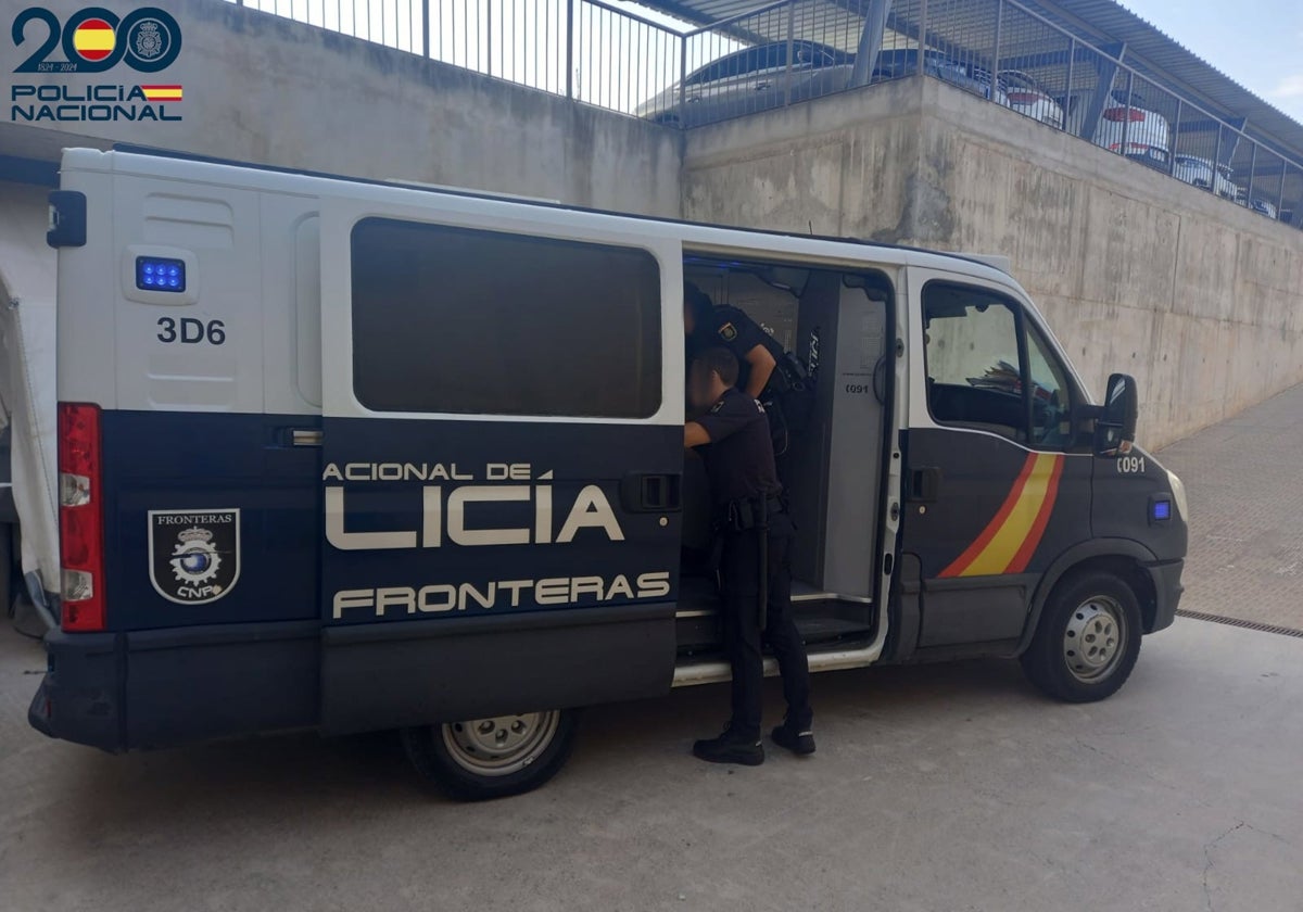 Furgón de la Policía Nacional en Ibiza.