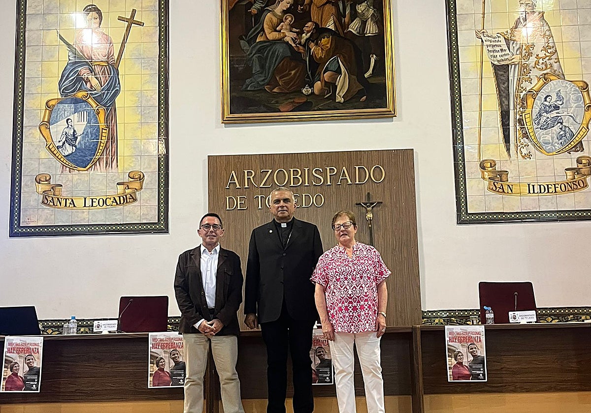 El obispo de Albacete Ángel Román Idígoras, la presidenta regional, Rosa García y el coordinador, Amador Casquero.