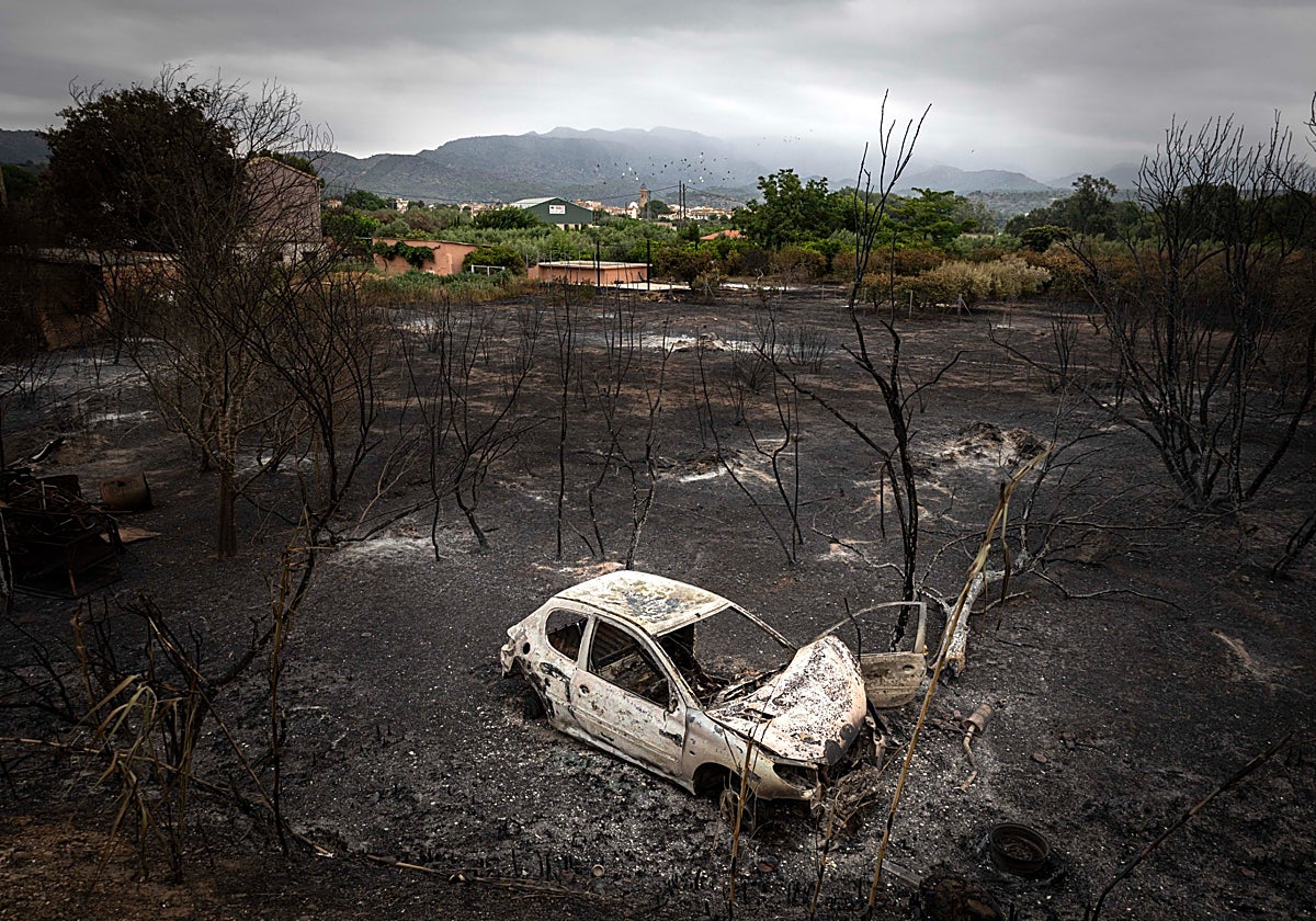 Entrada a Xerta, con un vehículo quemado