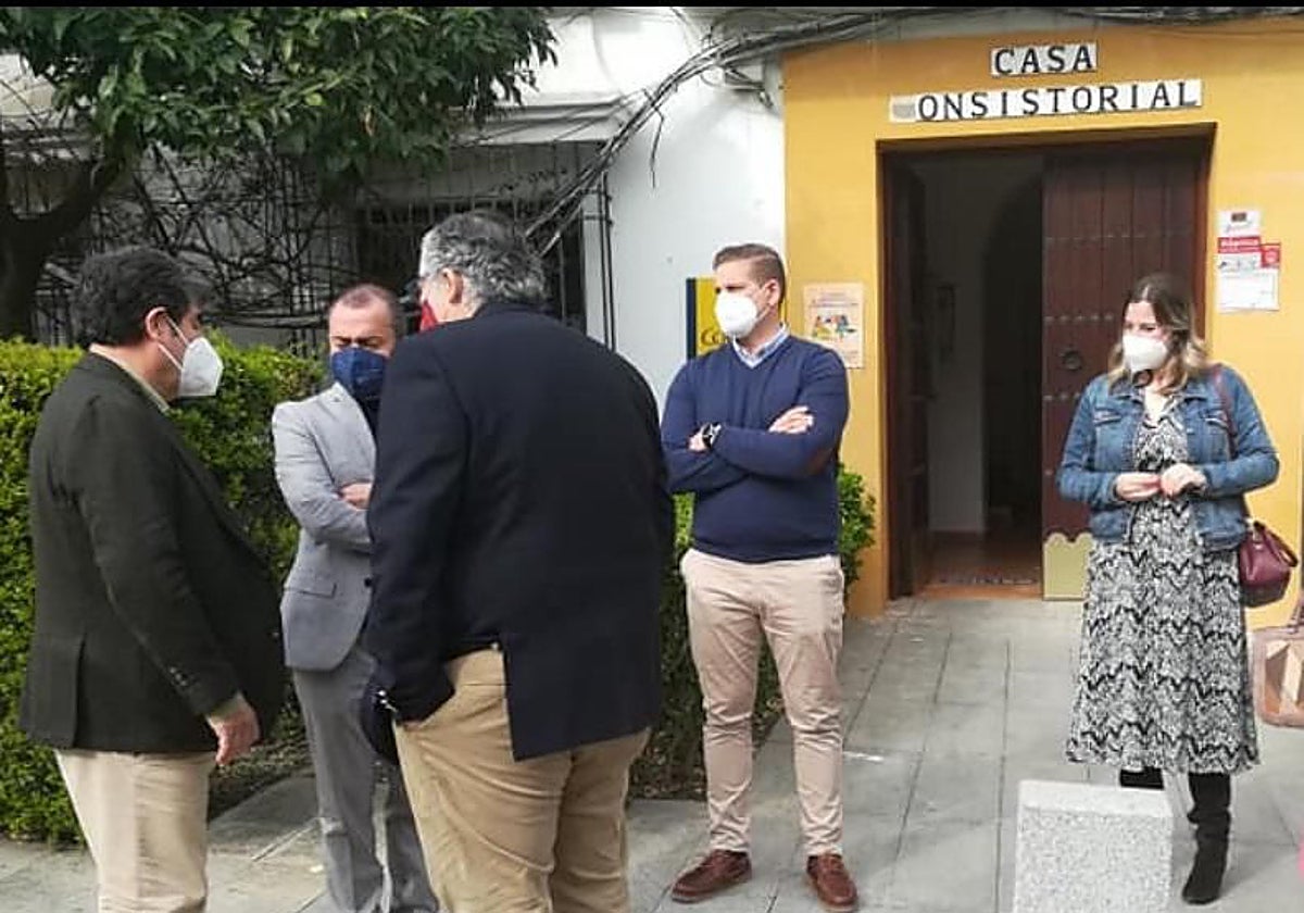 Ediles de la corporación municipal a las puertas del Consistorio de Guadalcázar en 2021