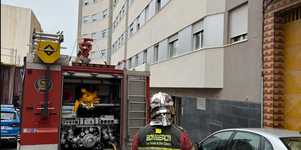 Doce afectados, entre ellos un niño de 3 años y uno de ellos grave, en el incendio de un edificio de viviendas en Gran Canaria