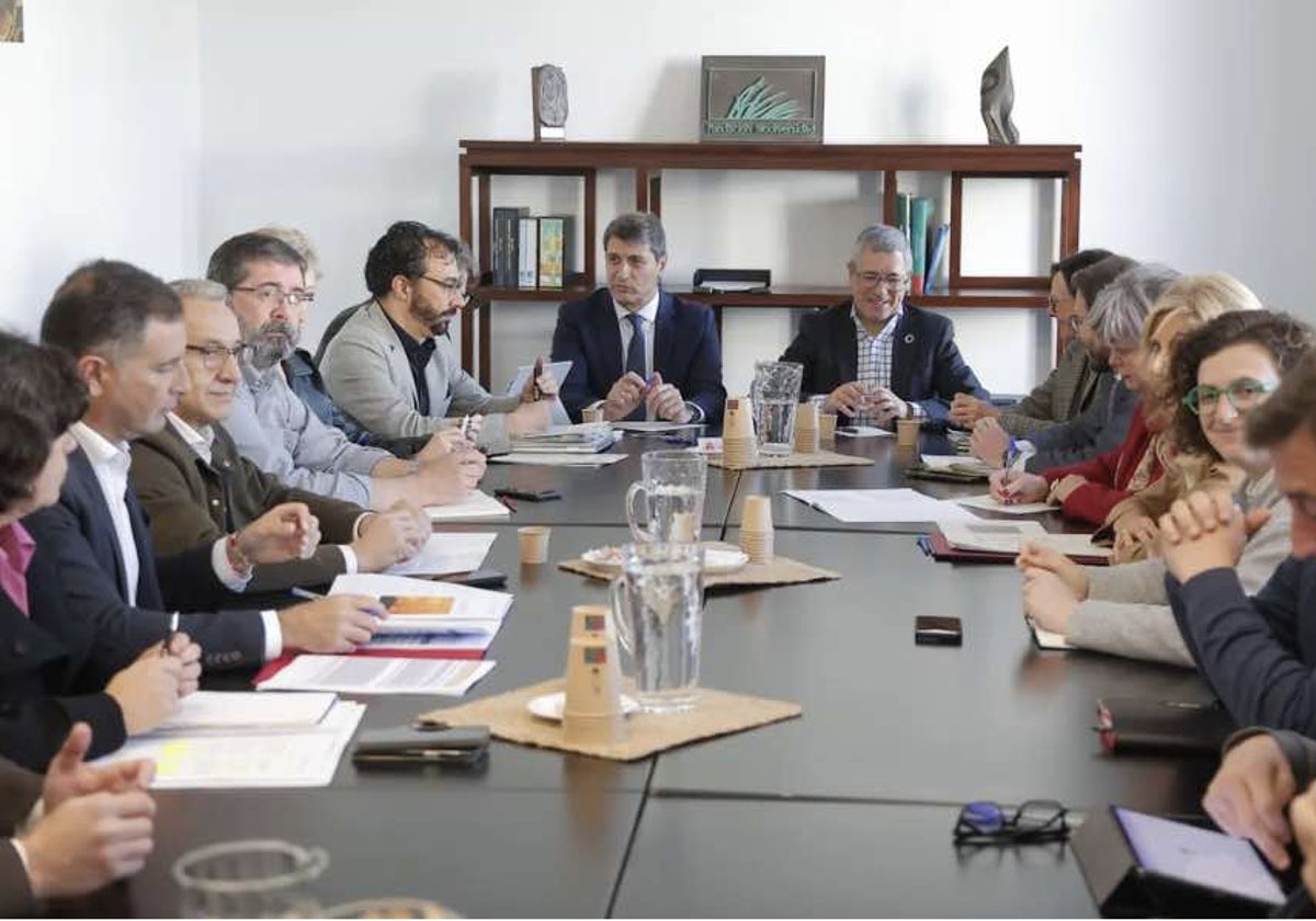 Reunión de los alcaldes de los municipios onubenses con la Junta y el Gobierno
