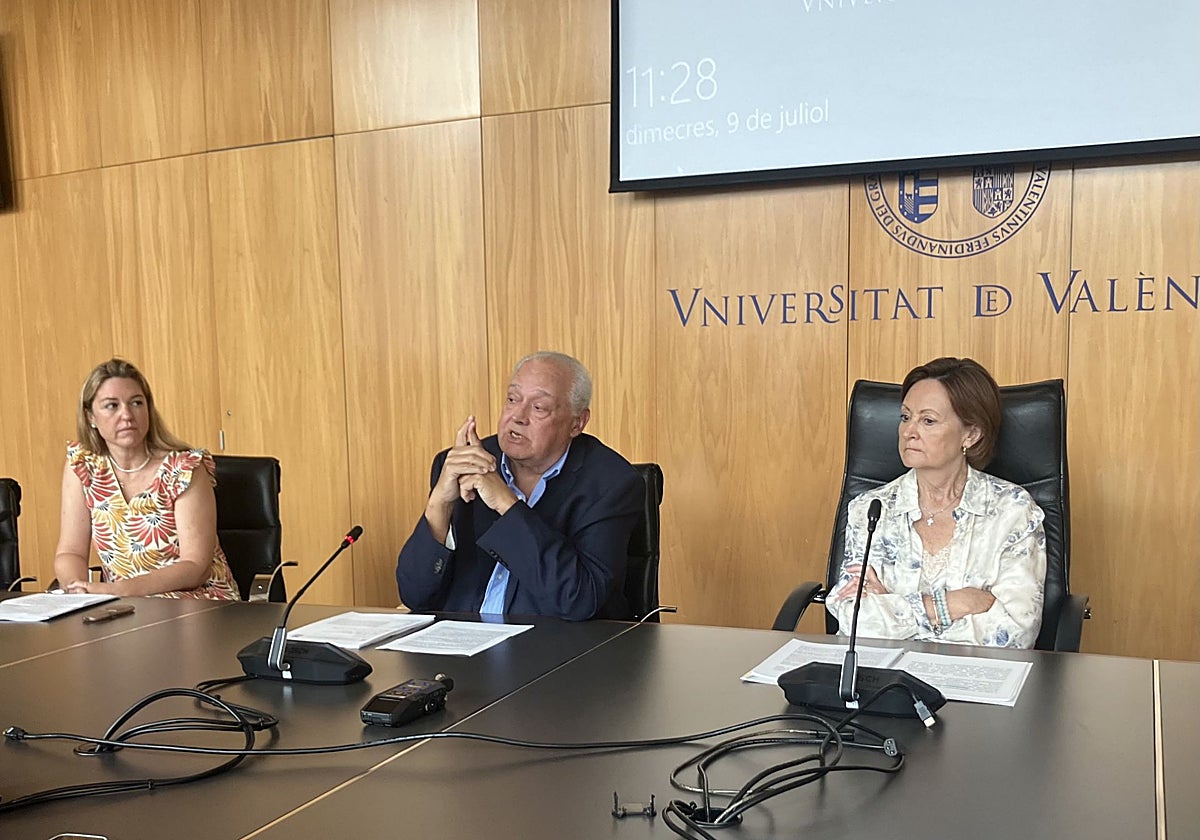 Imagen de Consuelo Borrás, Santiago Mas Coma y María Vicenta Mestre durante la rueda de prensa