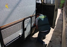 Participa en un juicio por videollamada mientras va conduciendo y es grabado sin cinturón y poniéndose en marcha el chaleco