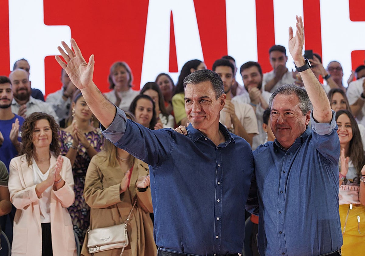 Pedro Sánchez, junto a Juan Espadas.