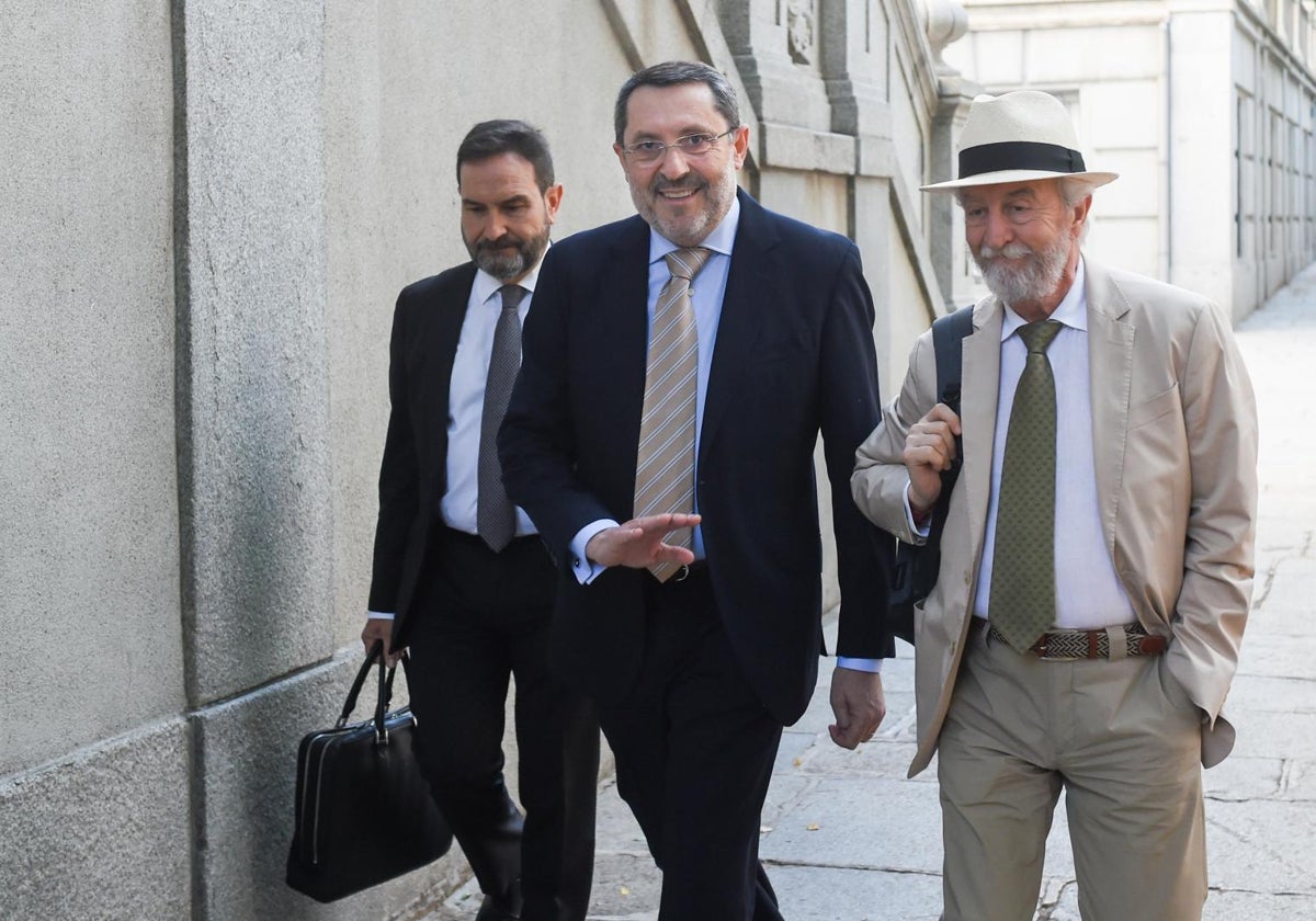 El empresario José Ruz (en el centro) llegando al Tribunal Supremo para declarar por el 'caso Koldo' el pasado 4 de julio