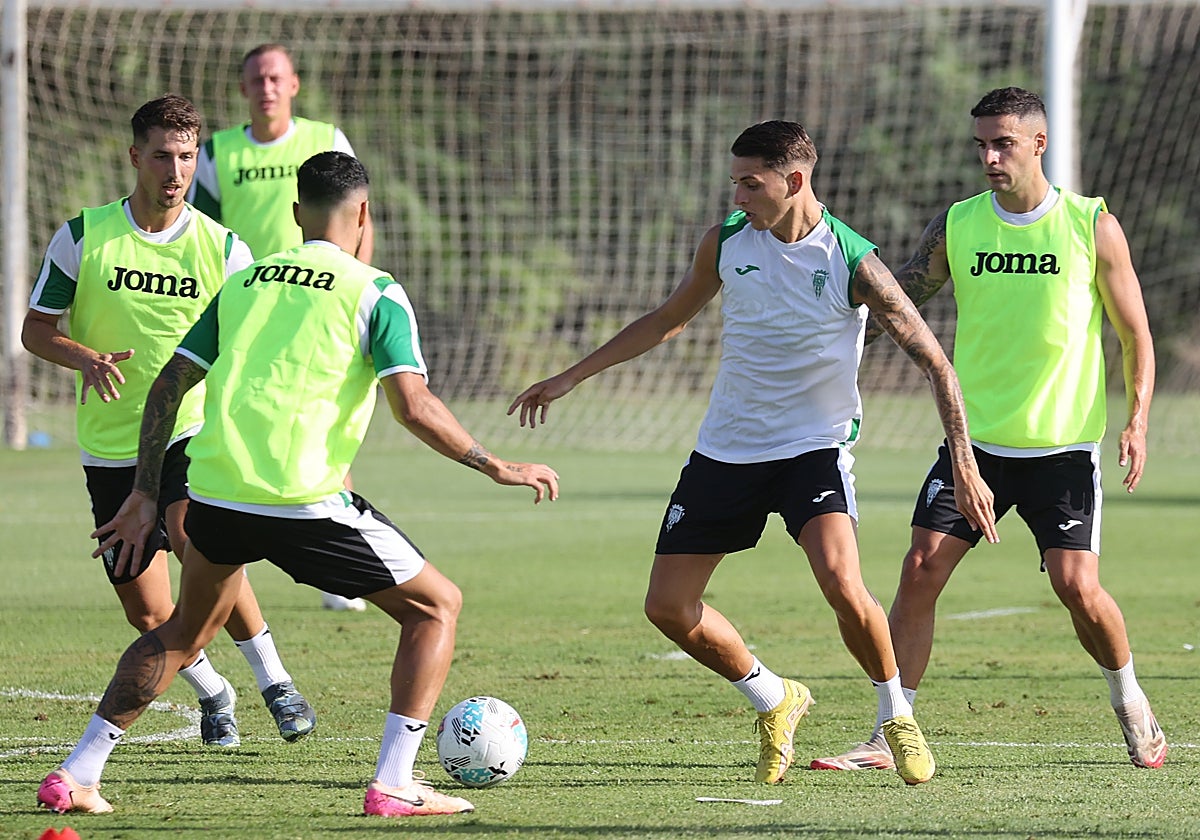 Álex Sala en una sesión de entrenamiento del Córdoba CF durante esta pretemporada