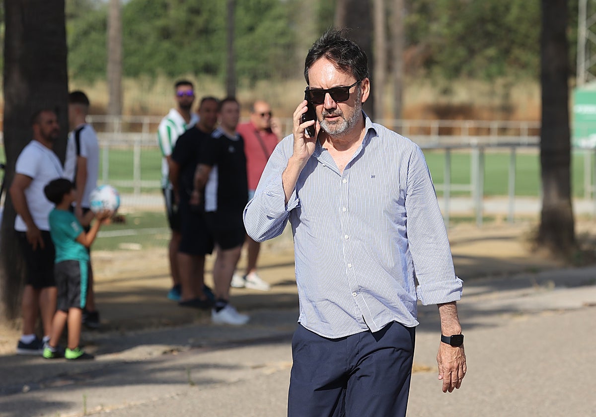 Fernández Monterrubio, CEO del Córdoba CF, atendiendo una llamada en la Ciudad Deportiva