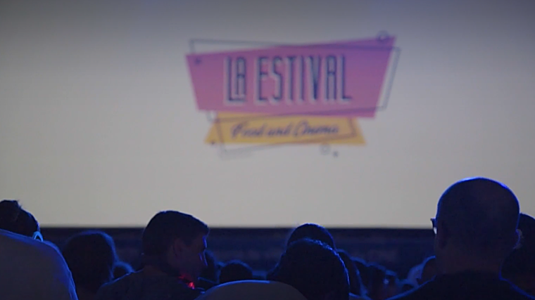 Un grupo de personas disfrutando de una película en el festival La Estival