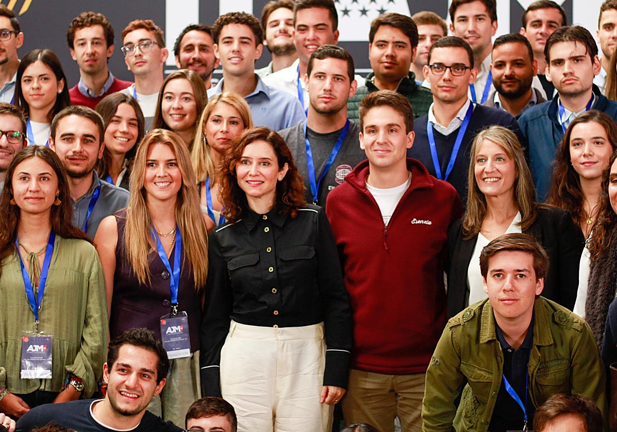 Jóvenes de Nuevas Generaciones del PP, con Ayuso