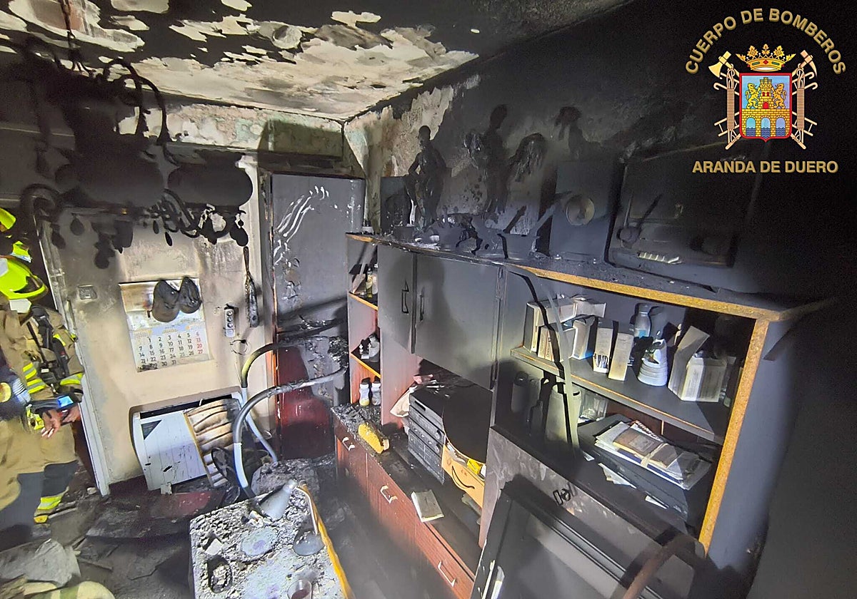 Estado en el que quedó la vivienda incendiada de Aranda de Duero (Burgos)