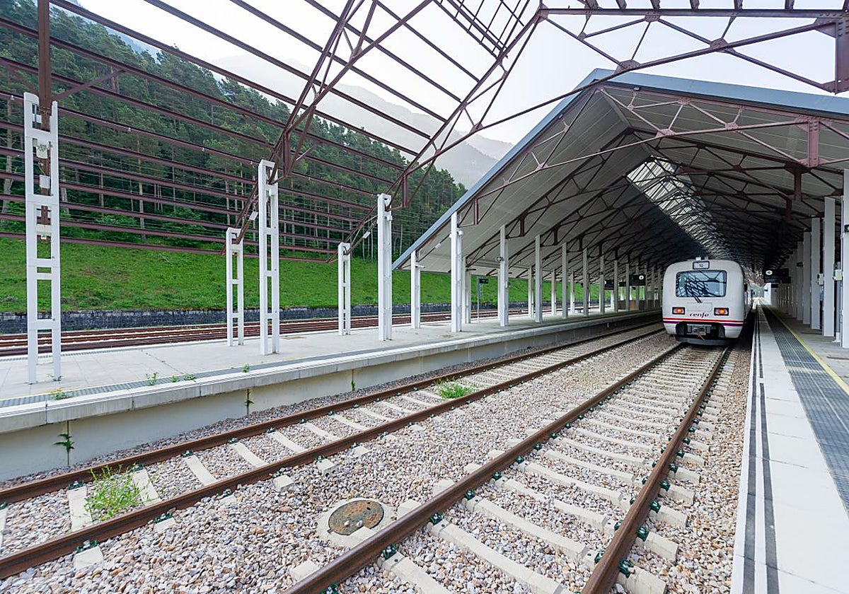 Más de 10.000 billetes vendidos para viajar en el &#039;Canfranero&#039; este verano un mes después de su reapertura