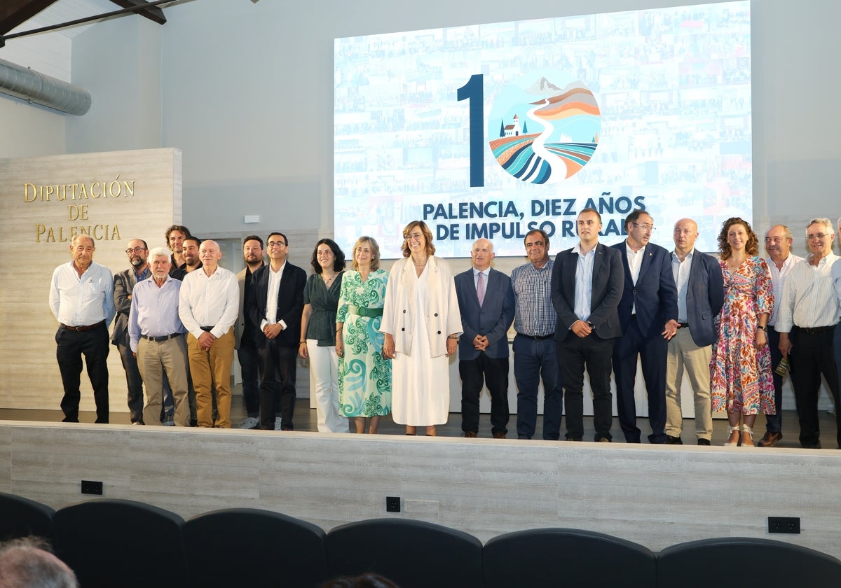 La presidenta de la Diputación de Palencia, Ángeles Armisén, junto a alcaldes y agentes sociales