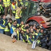 Imagen - Foto de EFE: Lafoz Gimeno metió su tractor y sus gritos por la presión que sufre el sector hasta las puertas del palacio de la Aljafería, sede del Parlamento aragonés
