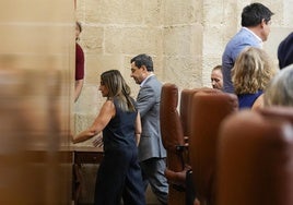 Juanma Moreno abandona el Parlamento «ante el bochornoso espectáculo que está dando el PSOE»
