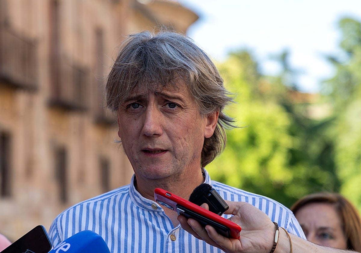 El líder del PSOE de Castilla y León, en un encuentro con alcaldes y concejales socialistas en Salamanca