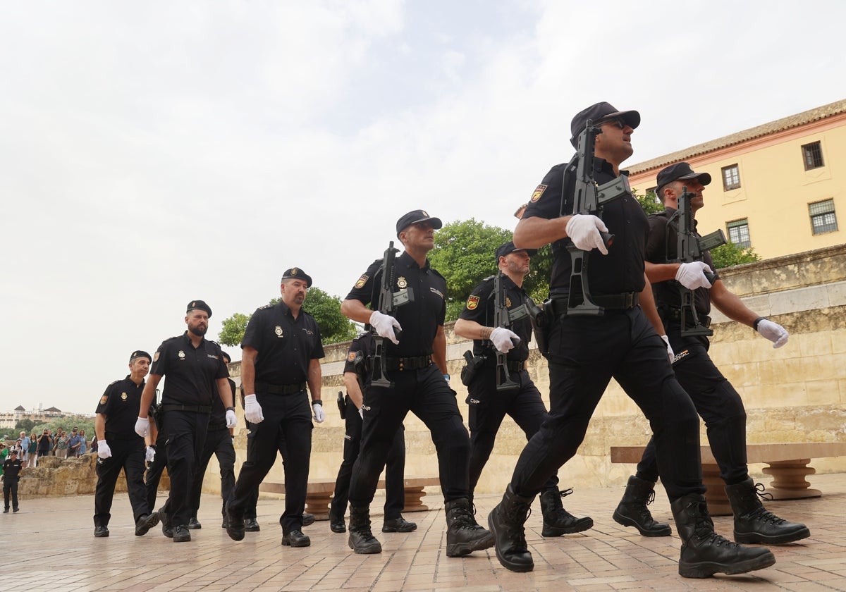 Agentes de la Policía Nacional en la Puerta del Puente de Córdoba