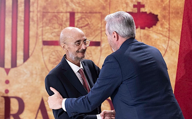 Imagen principal - El retrato de Lambán colgará en el salón principal del edificio que alberga el Gobierno de Aragón: «Me siento huérfano en mi partido»