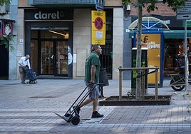 Corte en la calle Pi i Margall de Barcelona para cambiar un pavimento estrenado hace un año que estaba defectuoso: plazos de las obras y afectaciones