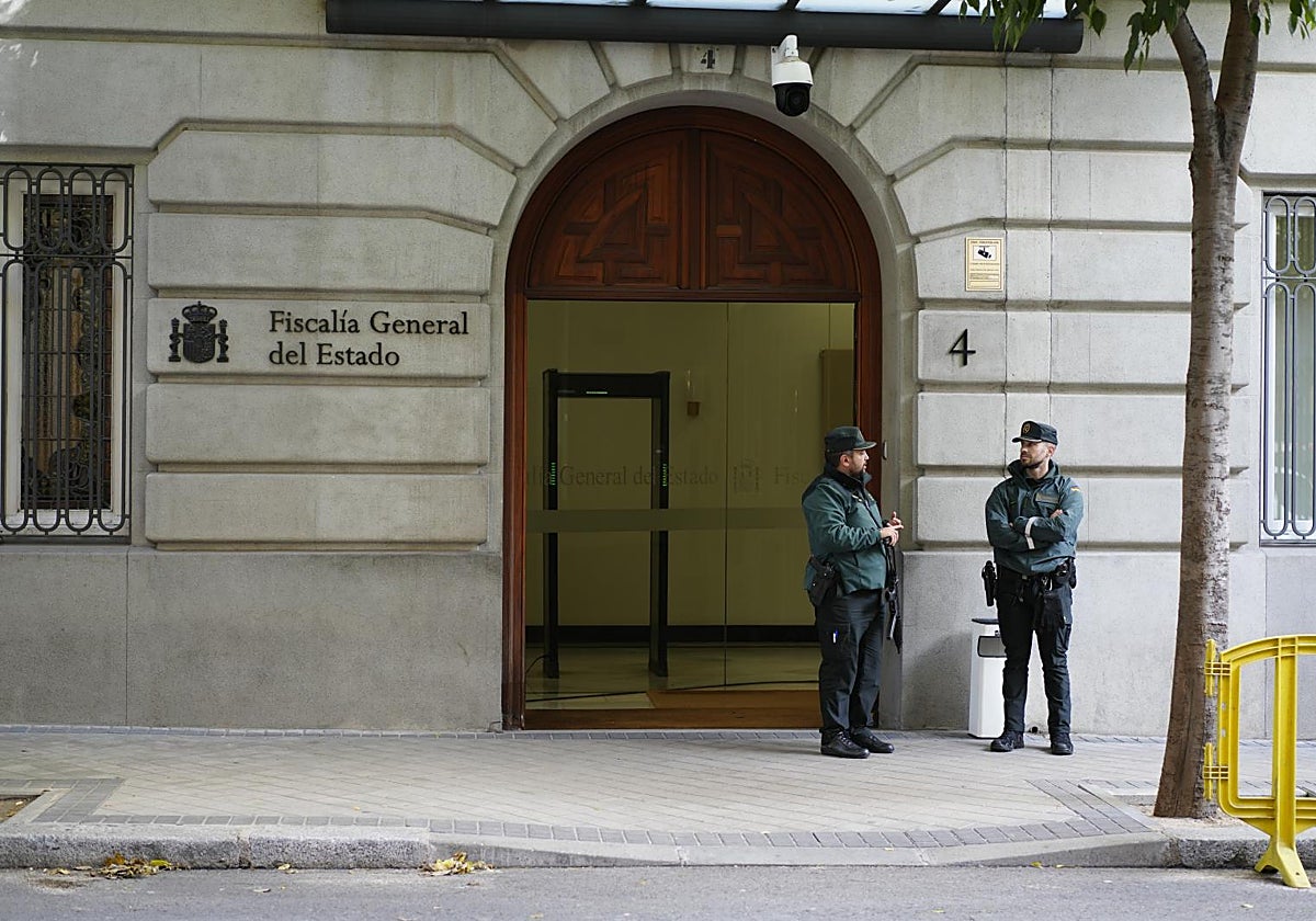 Dos agentes en la puerta de entrada de la Fiscalía General del Estado