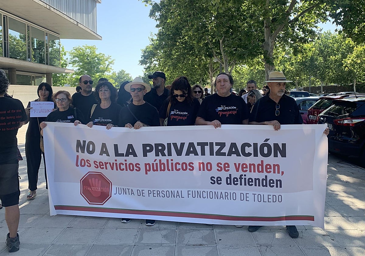 Miembros de la Junta de Personal de Toledo se concentran a las puertas de la Delegación de Bienestar Social