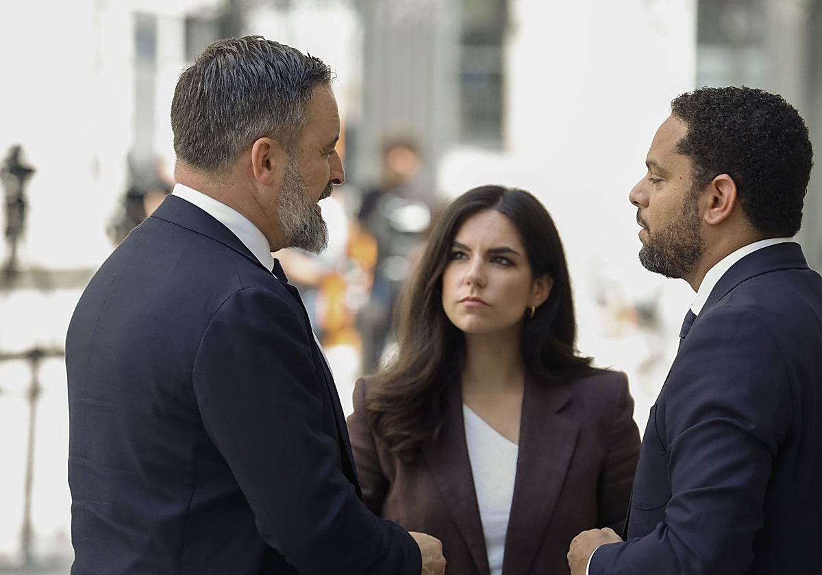 El presidente de Vox, Santiago Abascal, conversa con la portavoz de su grupo parlamentario en el Congreso, Pepa Millán, y con el secretario general del partido, Ignacio Garriga