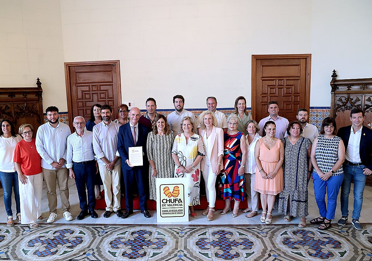 Imagen de María José Catalá con los alcaldes y alcaldesas de los municipos  de la D.O.P Chufa de Valencia