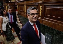 El Gobierno acusa al PP de meter la política «en las cloacas» y prefiere hablar de «becas y empleo»