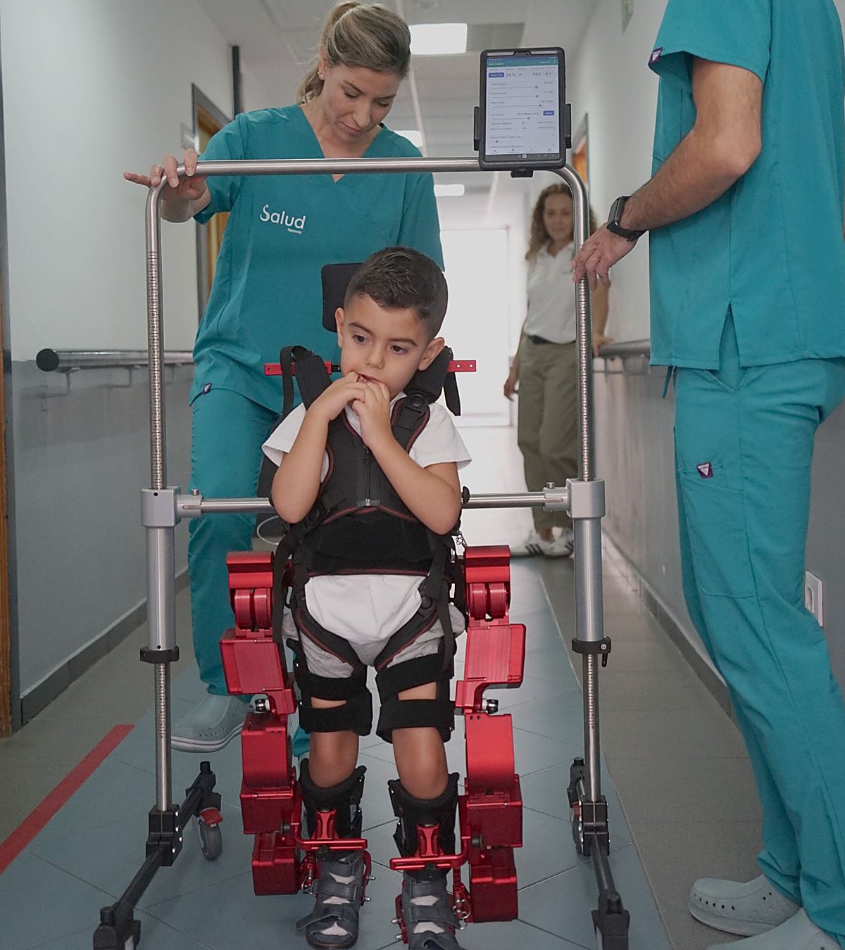 Uno de los niños, con el exoesqueleto