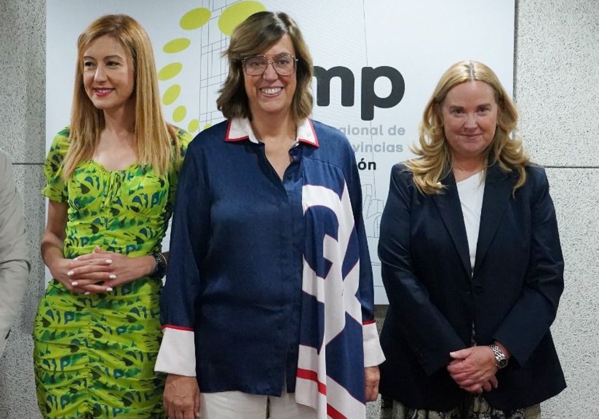 La presidente de la Diputación de Palencia y de la FRMP, flanqueada por las alcaldesas de Miranda de Ebro y Burgos