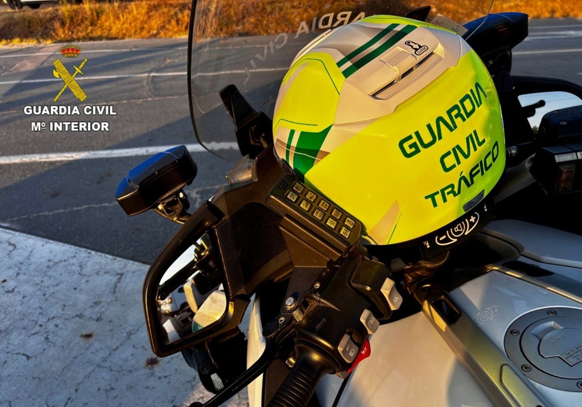 Detalle de un casco de la Guardia Civil