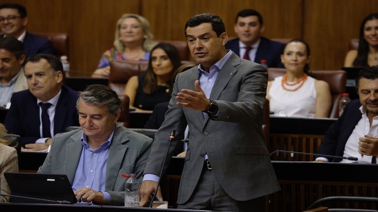 Juanma Moreno acusa a María Jesús Montero de urdir una «estrategia para reventar» los plenos del Parlamento andaluz