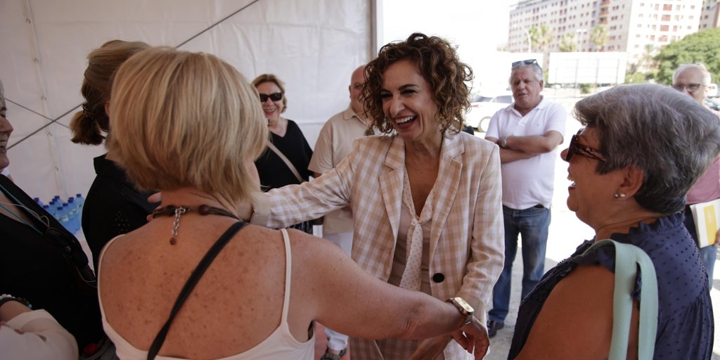 María Jesús Montero se presenta como víctima de la «violencia política» y el «odio» del Gobierno de Juanma Moreno