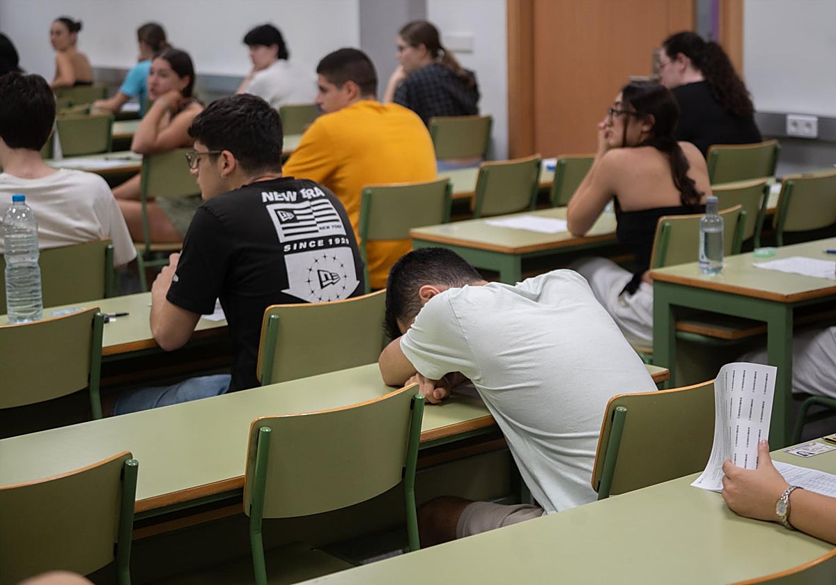 Imagen de archivo de un alumno durante un examen de selectividad en Valencia